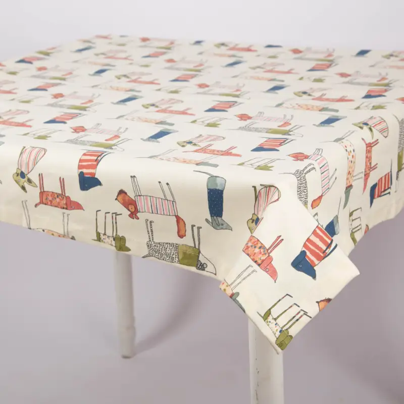 Sale Mitteldecke Tischdecke aus Baumwolle mit Hunden beige bunt in versch. Größen von SCHÖNER LEBEN.