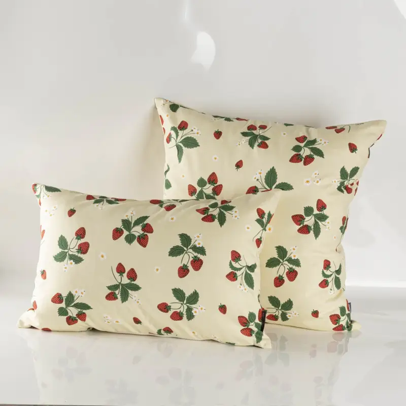Sonderaktion Kissenhülle Strawberry Happy Fruit Erdbeeren vanille rot in versch. Größen von SCHÖNER LEBEN.
